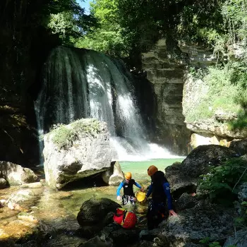 homme sautant une cascade au furon